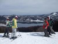 目の前に見えるのは青木湖です