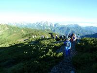 登山班剣立山に向かって歩く