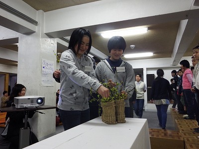 ダンコウバイをわら靴に挿して入場