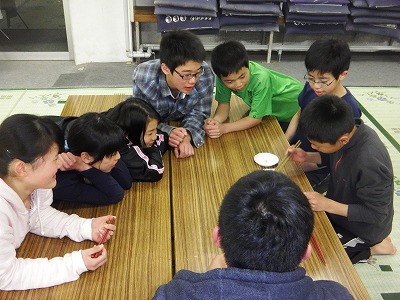 豆つかみ大会