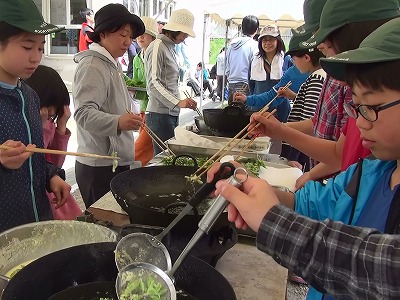 親子山菜採り・天ぷらを揚げる