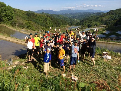 田植えの後はジュースで乾杯