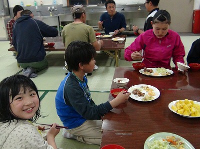 大勢での楽しい夕食