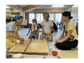 写真：地域の方とそば打ち